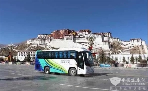 首批國六客車交付！福田歐輝客車助力拉薩綠色交通品質(zhì)升級(圖2)