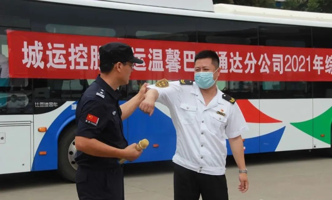 逼真場面猶如警匪片，青島溫馨巴士防恐消防實戰(zhàn)演練(圖2)