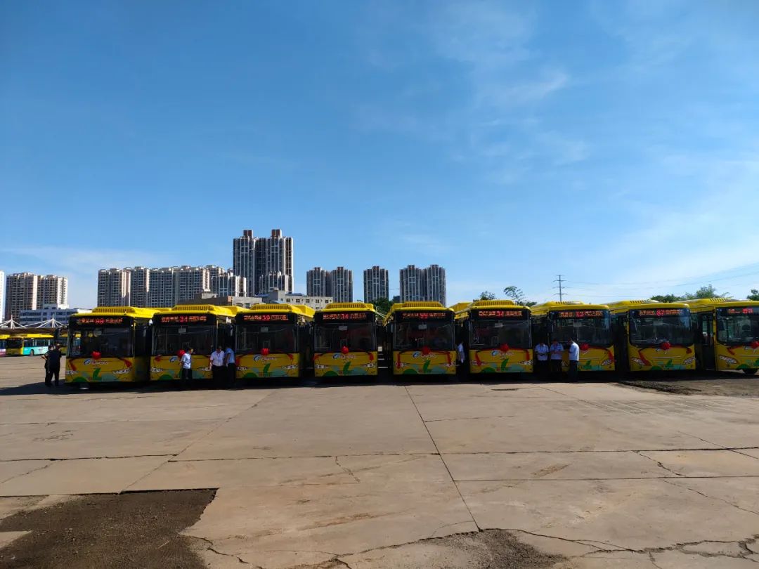 科技感up！全新上線，?？?98輛純電動公交車投放至18條公交線路運營(圖1)