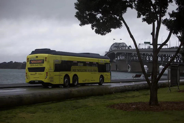 捷報(bào)！首輛BYD ADL Enviro200EV XLB純電動(dòng)大巴駛?cè)胄挛魈m(圖2)