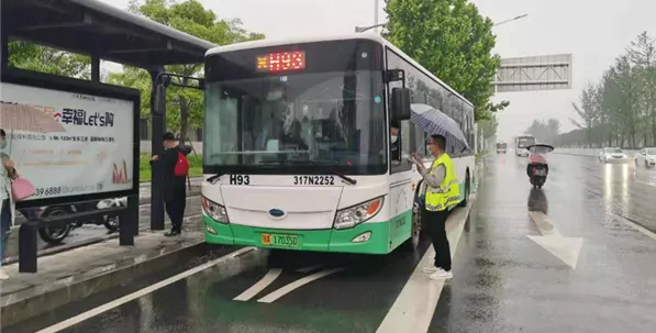 武漢公交多舉措應(yīng)對(duì)強(qiáng)降雨天氣，保障市民安全出行(圖4)
