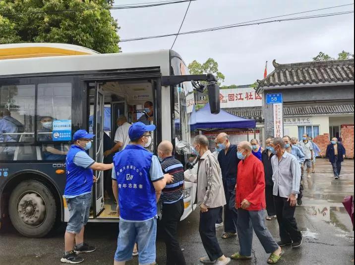 辦好事、解民憂、暖民心，成都公交集團(tuán)為敬老院老人開行疫苗接種專線(圖2)