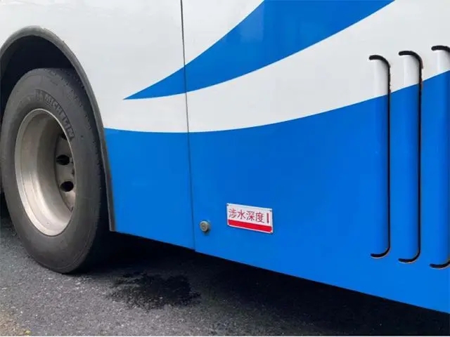 積水過(guò)線即報(bào)警！上海641輛公交車已裝涉水深度報(bào)警裝置(圖1)