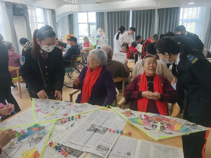 尊老敬老，濟(jì)南公交“紅襪子”愛心志愿服務(wù)隊(duì)成立(圖2)