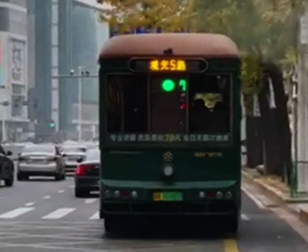 車尾“預(yù)報”前方路口紅綠燈？真的！ 這輛公交車變身“移動交通信號燈”(圖1)