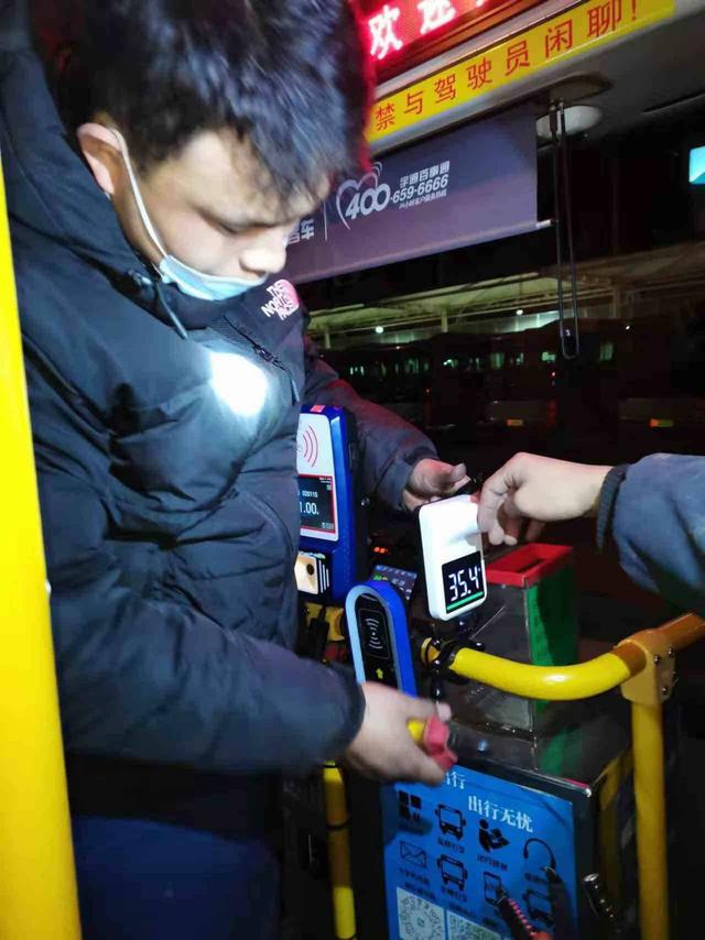 自動測溫 乘車更放心！淄博2200多臺公交車有了“黑科技”(圖1)