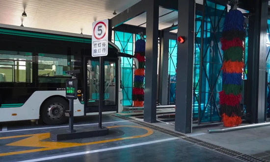 【上?！吭瓉磉€可以這樣給車“洗澡"!久事公交試點安裝通道式大巴洗車機設(shè)備(圖2)