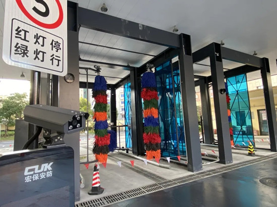 【上?！吭瓉磉€可以這樣給車“洗澡"!久事公交試點安裝通道式大巴洗車機設(shè)備(圖3)