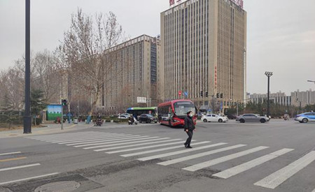 禮讓斑馬線再升級！洛陽公交車正式進(jìn)入“右轉(zhuǎn)禮讓時代”(圖1)