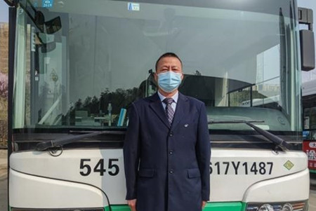 這位公交司機(jī)定期跟車(chē)當(dāng)“乘客”，原來(lái)是為了這個(gè)……(圖1)