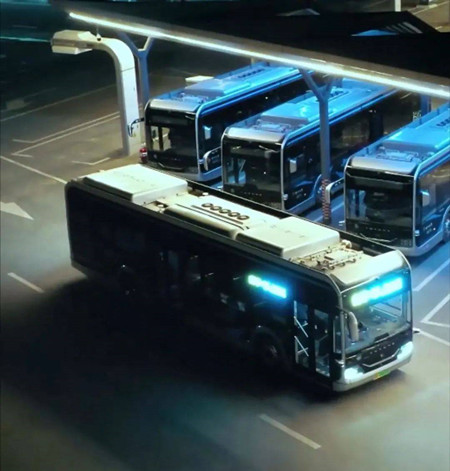 自動(dòng)停車(chē)、自動(dòng)充電、自動(dòng)發(fā)車(chē)，這座公交總站上演“魔幻大片”(圖3)