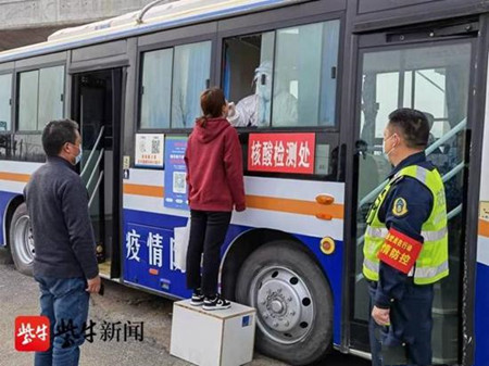 好辦法！“退役”公交車變身疫情防控“值班室”(圖1)