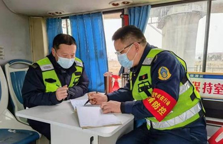 好辦法！“退役”公交車變身疫情防控“值班室”(圖4)