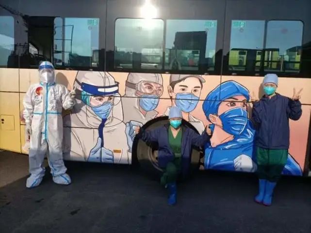 上海100多輛公交車首次推出抗疫海報(bào)，將這座城市的感念和心愿載于公交車身！(圖1)