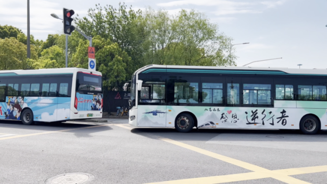 上海100多輛公交車首次推出抗疫海報(bào)，將這座城市的感念和心愿載于公交車身！(圖2)