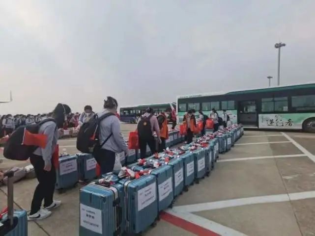 上海100多輛公交車首次推出抗疫海報(bào)，將這座城市的感念和心愿載于公交車身！(圖3)